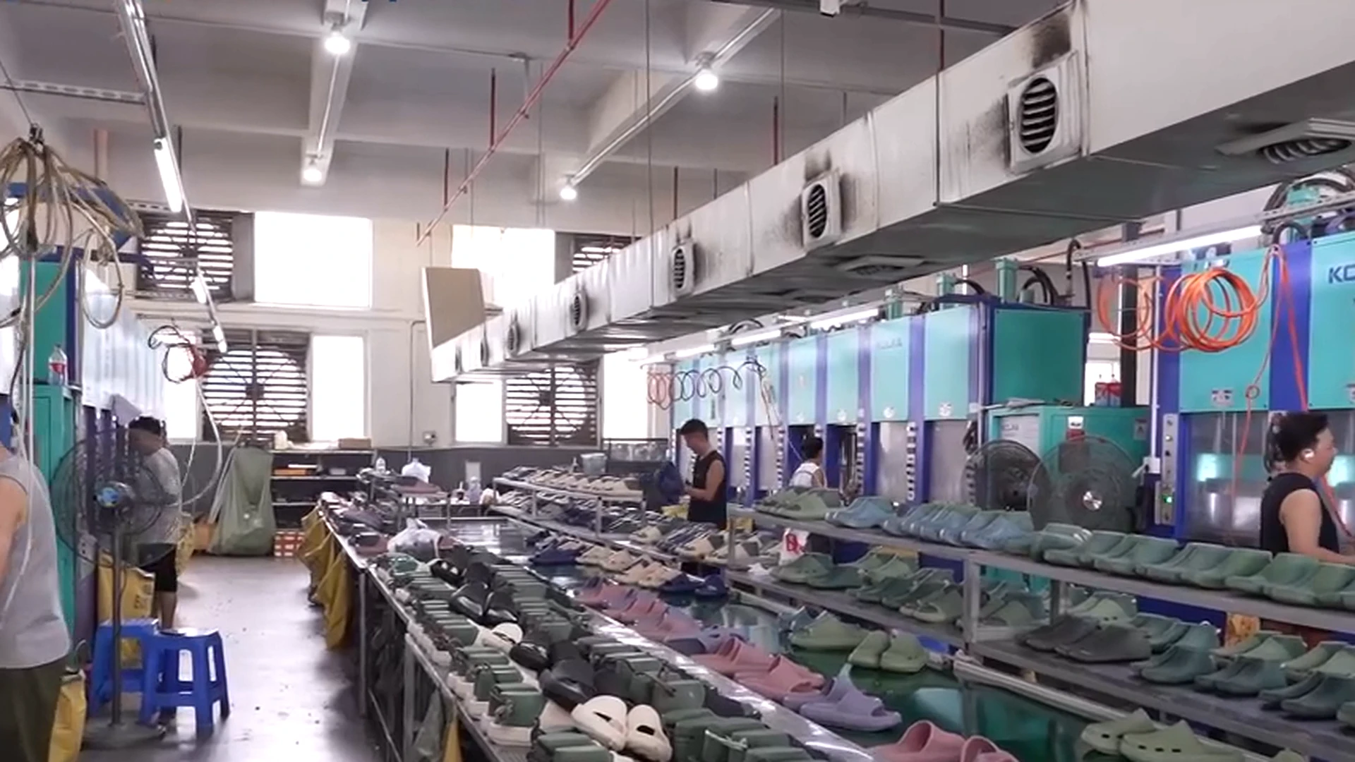 Molding line: private label slippers in the Suntop workshop